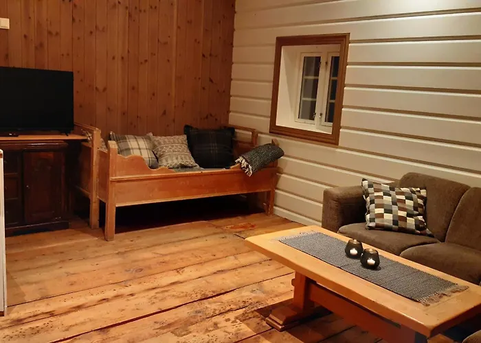 Trivelig Stabbur Pa Lanke Gard Hol (Trondelag)
